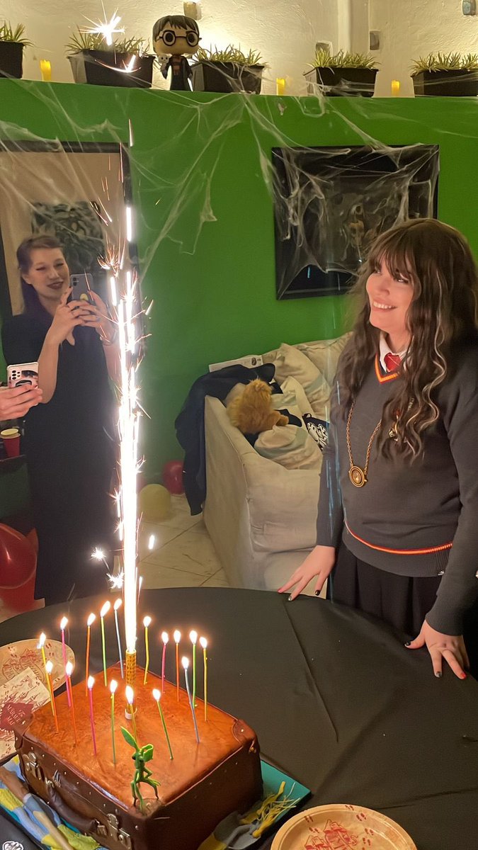 capa_invisible's tweet photo. Amigos, muchas gracias a todos por sus felicitaciones ayer! No tuve mucho tiempo de estar en redes porque por primera vez celebré mi cumpleaños con una fiesta de Harry Potter y fue súper cansado pero divertidísimo.
LOS QUIERO MUCHO y pronto les compartiré mi fiesta! #Caparty https://t.co/hdRVVq3gXj