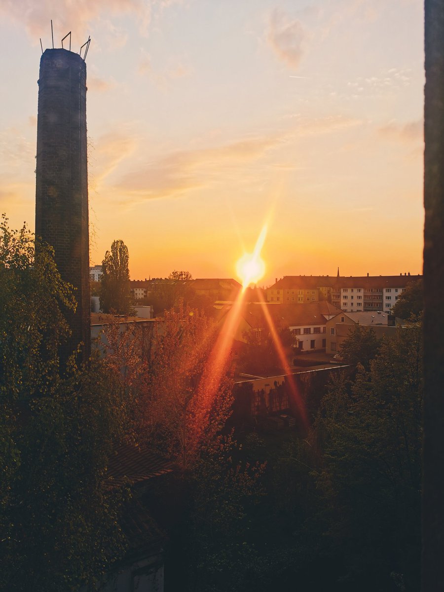 roofy072's tweet photo. Maybe Mondays are not that bad after all 

#sunset #PhotoModeMonday https://t.co/1KnOnlSuhf