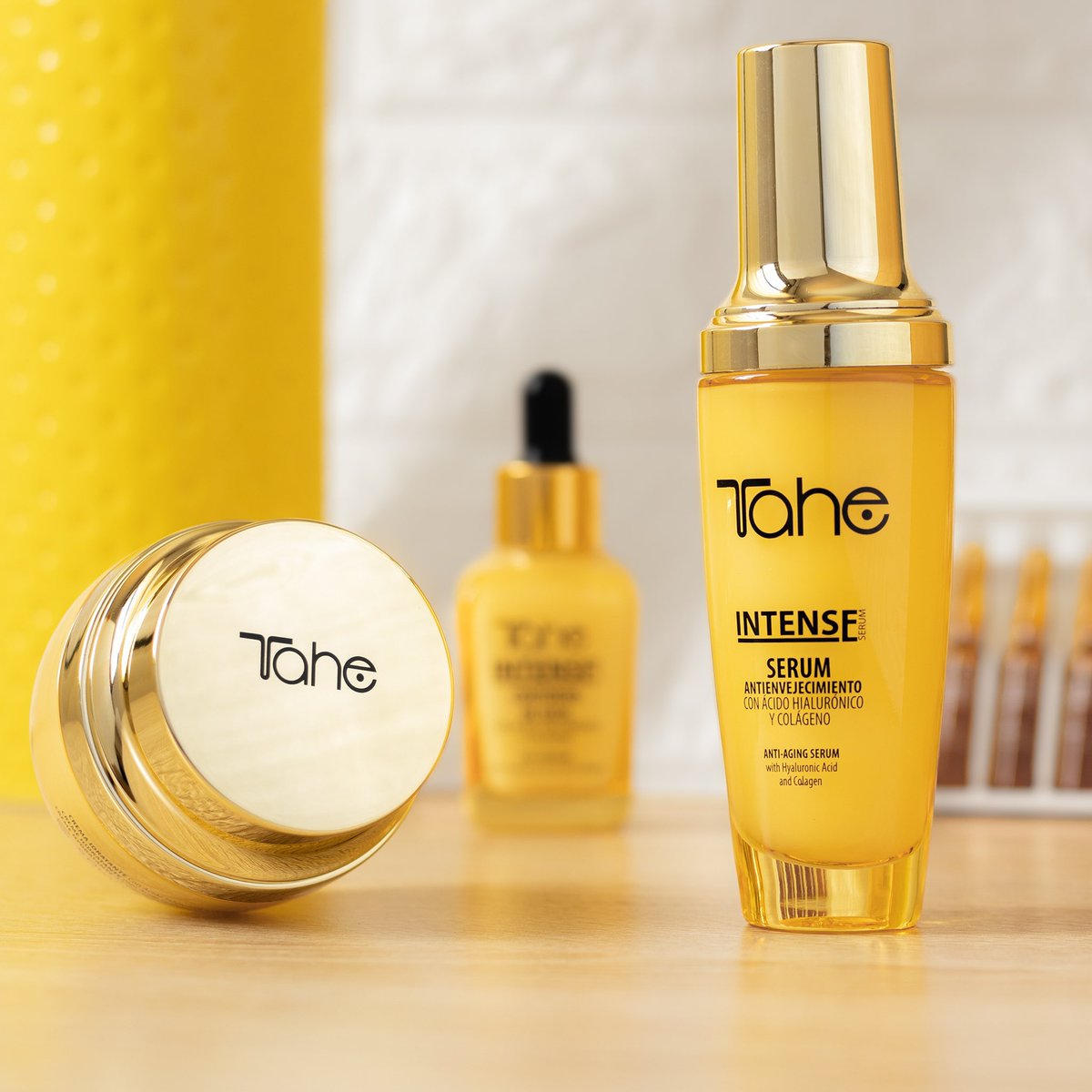 studiomktmadrid's tweet photo. Sesión de fotos #Tahe 
✨Línea Intense✨

🔸Crema
🔸Contorno de ojos 
🔸Serum
🔸Aceite reparador 
🔸Ampollas Vitaminas C

#photography #cosmetics #photos https://t.co/KiIbX7OWiw