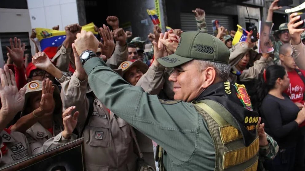 💬 "Es como el oxígeno del agua: Fuerza Armada y pueblo. He allí, hidrógeno y oxígeno del proceso bolivariano que está en marcha hoy, sin vuelta atrás". Pensamiento del Cmdte Chávez, desde el Salón Simón Bolívar del MPPDefensa, 4 de marzo de 2001.
#FANBEnDefensaDeLaDignidad #2May