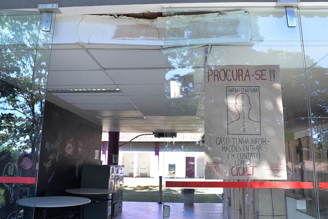 assembleiamg's tweet photo. “Alunos estão aqui em salas lotadas e s/ infraestrutura, c/ carteiras insuficientes, laboratórios q ñ podem ser usados”, contou o diretor do #Cicalt, Michael Vieira. Ele explica q o Centro acolheu alunos de outra escola em condições mto piores do q estavam https://t.co/cFAsoiSQhF https://t.co/nVRfRxJRtL