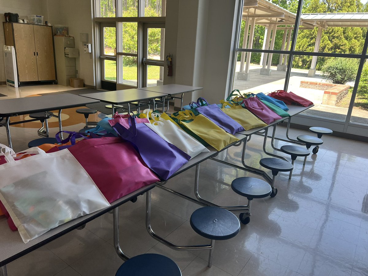 WWFMagnet's tweet photo. Activate Good and their Volunteers helping to celebrate @WildwoodForest  staff!!! Thank You for your help @activategood #TeacherAppreciationWeek https://t.co/kjk4IUa6wR