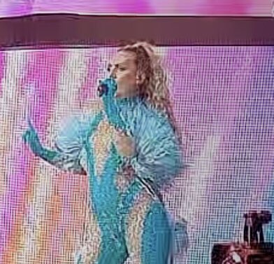 cri45699696's tweet photo. PERRIE HAS A NEW HAIRSTYLE #ConfettiTour #confettitourcardiff #CARDIFF #LittleMix #littlemixtour #perrie https://t.co/yYkQlzNLc8