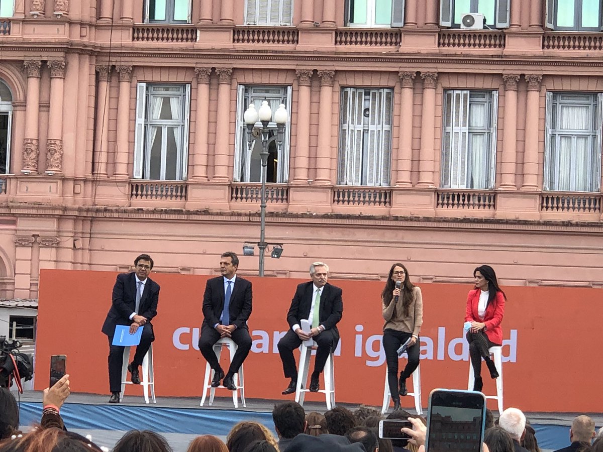 Hoy estuvimos en la presentación del proyecto de ley #CuidarEnIgualdad.
La de #maternidad, que hoy es de 90 días, pasará a 126 días. Además las monotributistas y autónomas, que hasta ahora no tenían, tendrán el mismo periodo. <a href="/CarlosPerezSEC/">Carlos Pérez</a> <a href="/Cavalieri_SEC/">Armando Cavalieri</a>  #SoyAzul