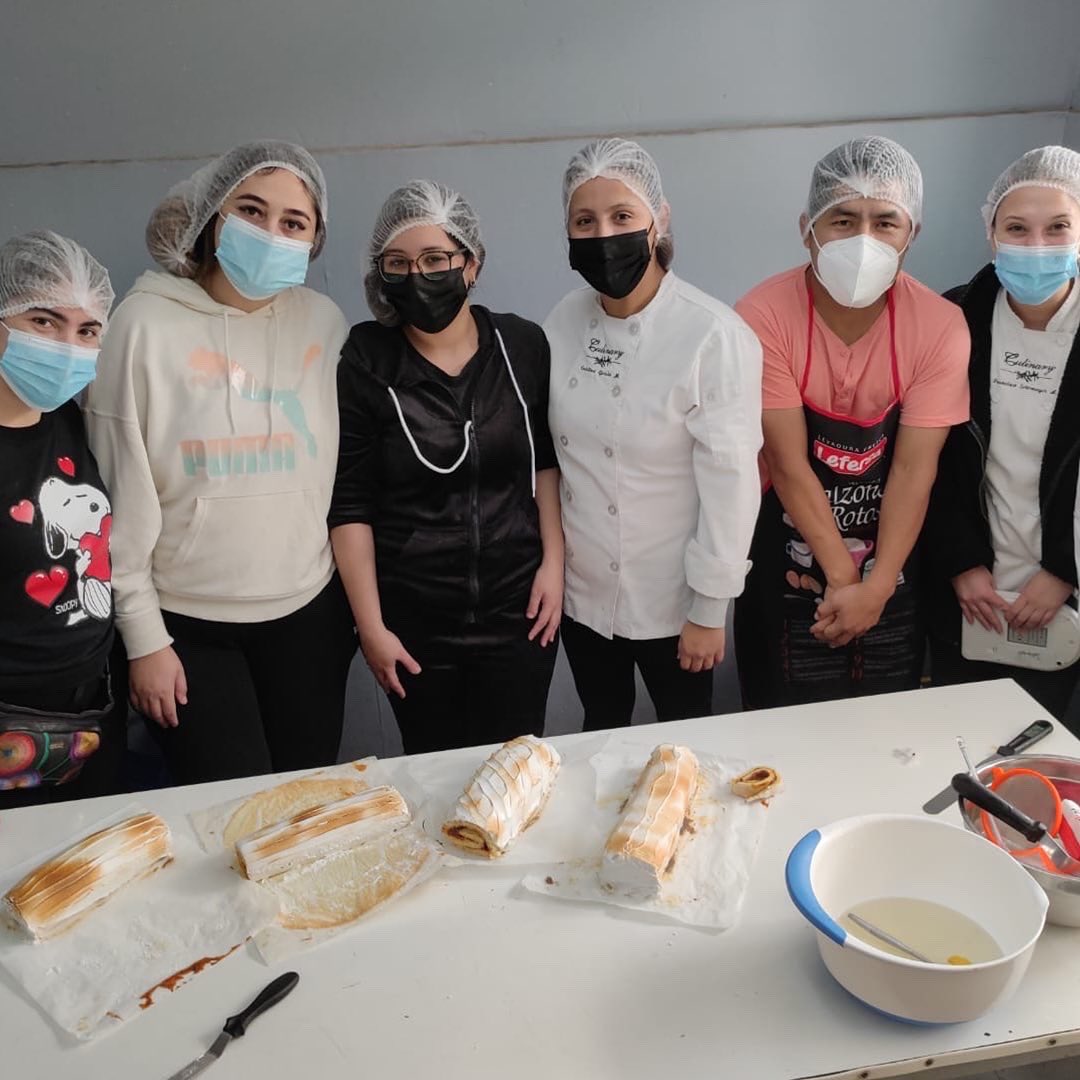 Recuerdos de nuestro taller de pastelería🍰 con las amigas y amigos de Culinary💜 Promoviendo el emprendimiento gastronómico en Estación Central😋