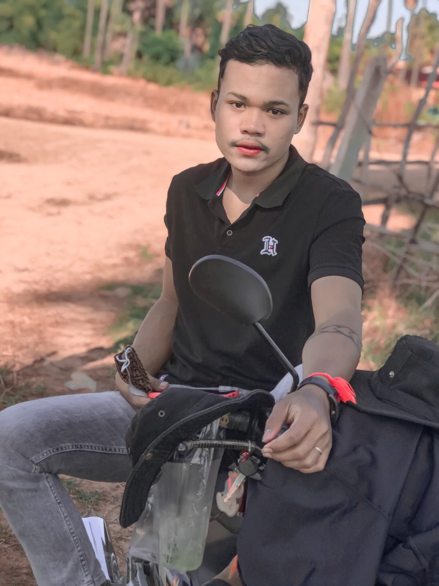 At Van ភ្នំពេញ tweet media