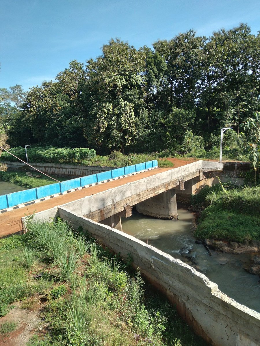 Jembatan dan jalan ini aku buat dg dana pribadi 3.7 miliar.bupati jepara dan ganjar pura2 tidak tau,lain dg bupati grobogan yg berterima kasih....lokasi jembatan ini hny berjarah 7 km dari kota kabupaten jepara,didesa kecapi kedungjogo rt15/02 tahunan