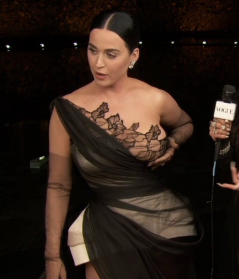 katylavcat's tweet photo. this is the first time blackty attends met gala since 2016 https://t.co/aDCjlFUJfA