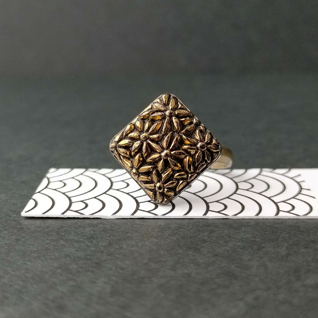 matataki07231's tweet image. #blackbutton 

貴方も
#黒の虜 になりませんか？

#vintagebutton
#ヴィンテージボタン
#ガラスボタンアクセサリー 

（イベント出店時より販売STARTでございます）