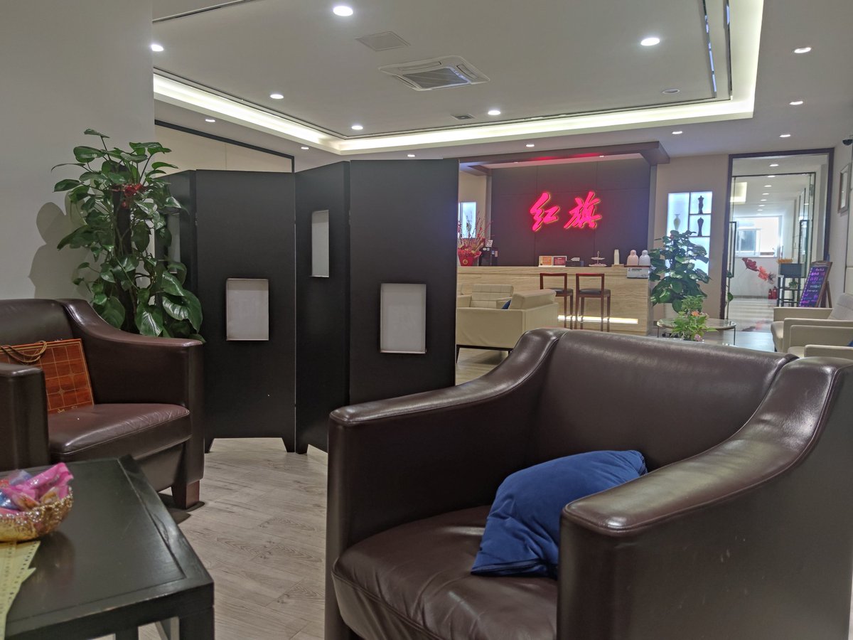 zhuangshiyang's tweet image. 今天来做保养，红旗提供的客户休息区相对还是不错的。