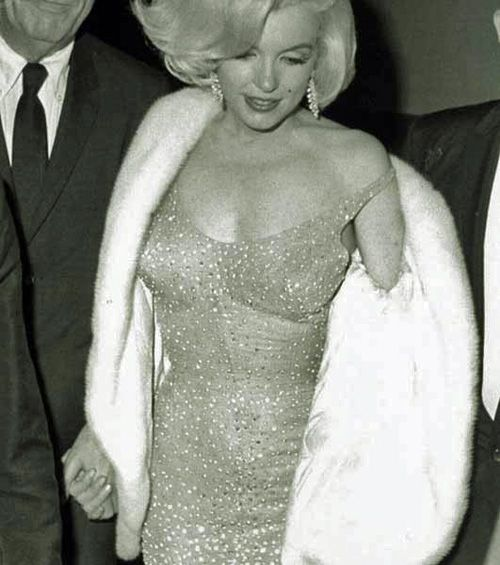 FFWoficial's tweet photo. Os rumores se confirmaram! Kim Kardashian ficou loira e usou o vestido histórico de Marilyn Monroe para cantar "Happy Birthday Mr. President" essa noite no #MetGala #MetGala2022. História foi feita! https://t.co/FUckUjQxEd