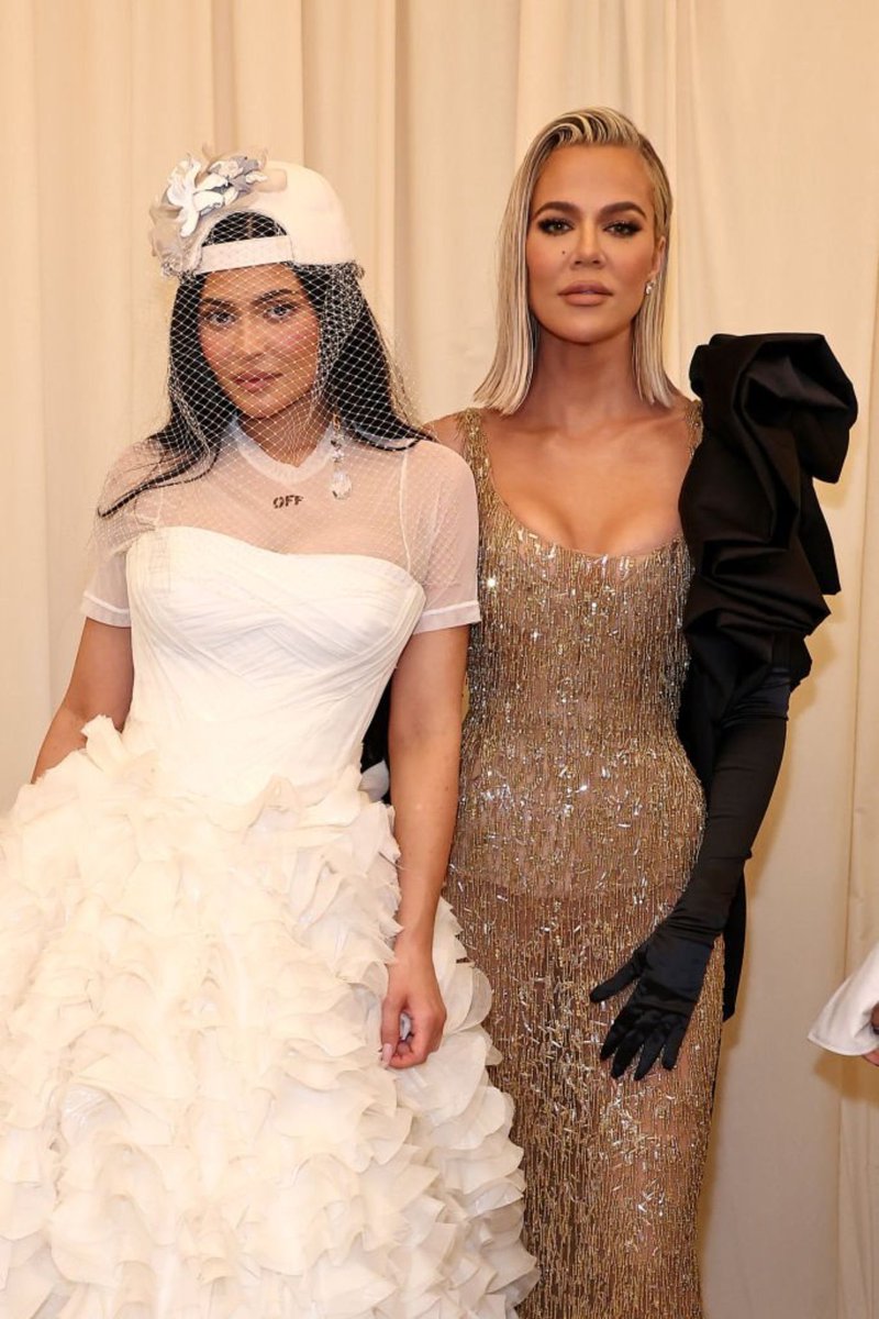 lnfosSeriesFR's tweet image. #PHOTO Kylie Jenner et Khloe Kardashian allant au #MetGala2022 #MetGala