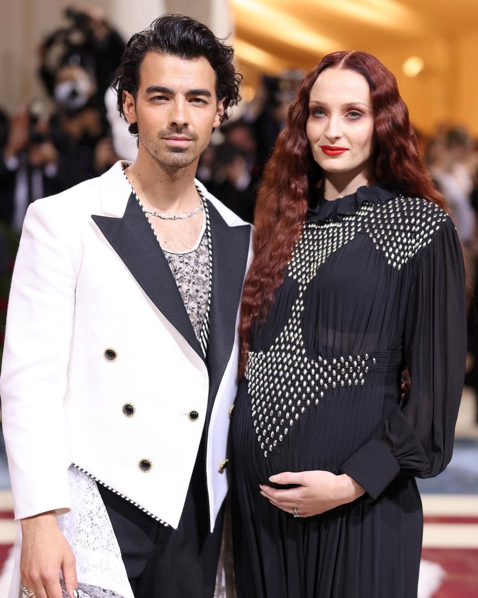 Jobros_MyLifee's tweet photo. Estoy muriendo de amor 
#MetGala @joejonas https://t.co/mVVOKi3sW1