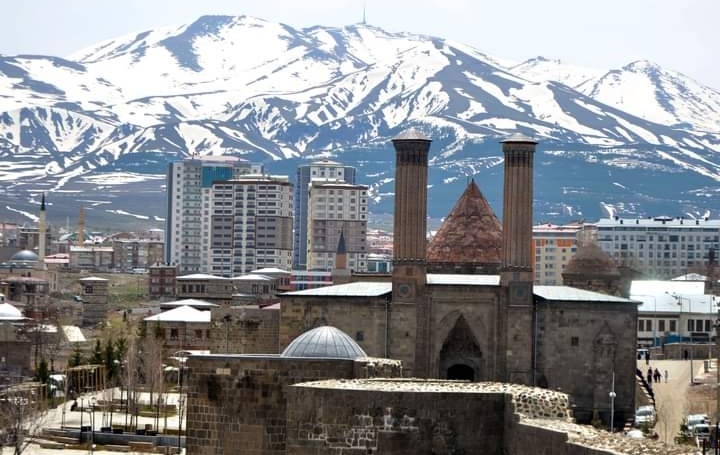 Bazen ilacı olmayan hastalıktır bir şehre hasret;
içtiğin çayda, söylediğin türküde bile aklına gelir...
Bayramınız gönlünüzce, sağlık içinde ve sevdiklerinizle olsun...
#SevdamızErzurum #Dadaş #ErzurumBayram #CanErzurum