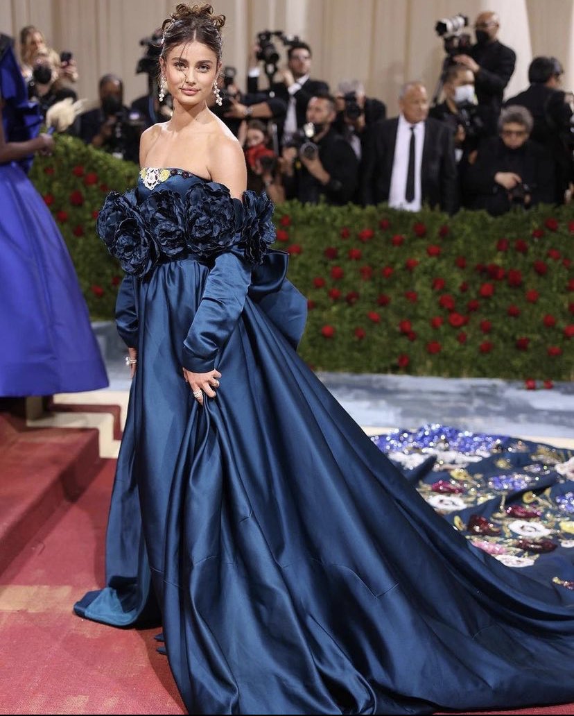 TheBlackGlinda's tweet photo. Taylor Hill wearing Miss Sohee to the 2022 #MetGala2022 https://t.co/sml7eFeBQs