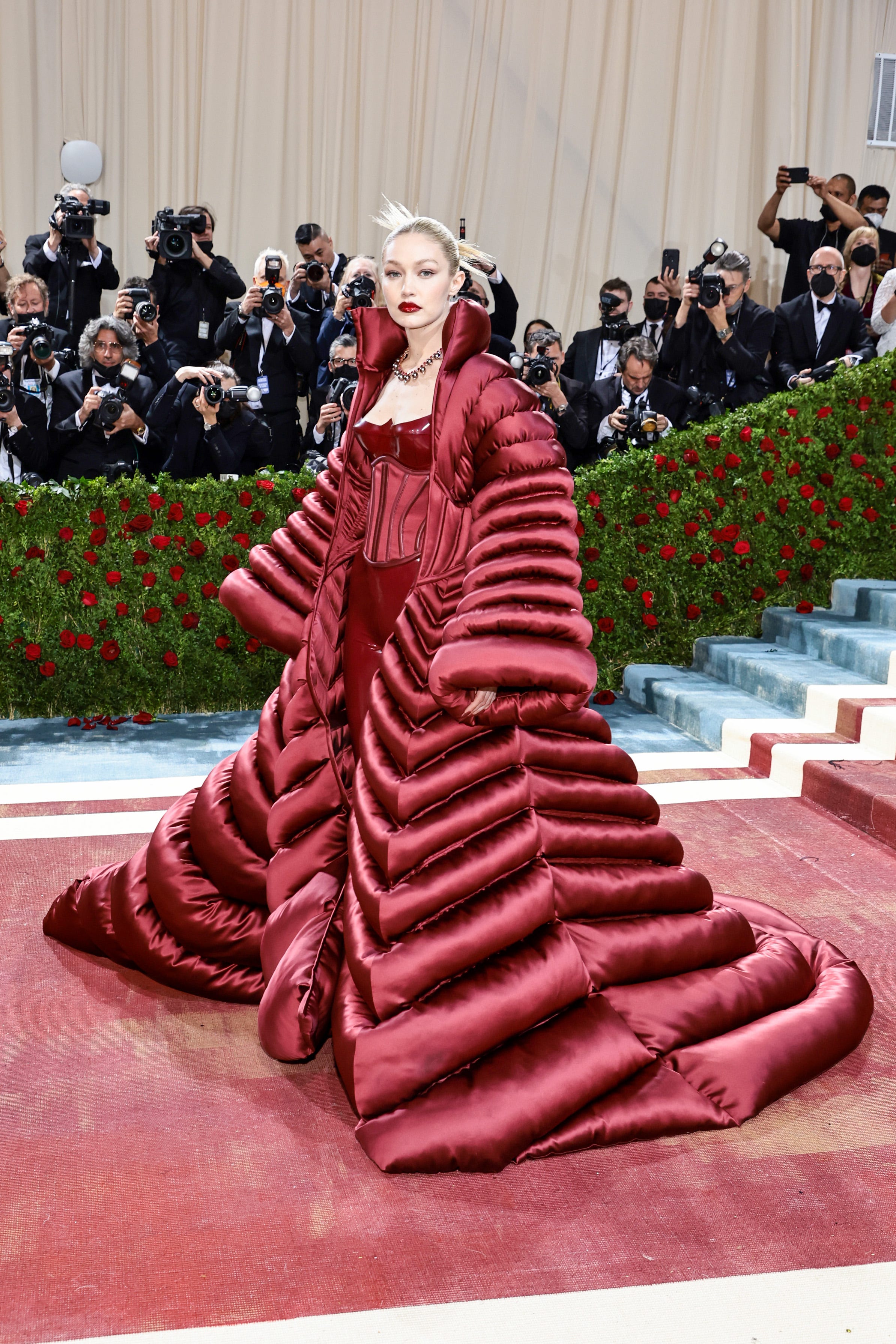 Elle Japan メットガラ Metgala 22 ドレス速報 人気モデルたちが続々会場に ジジ ハディッドは圧巻の ヴェルサーチェ ヘイリー ビーバーはヴィンテージの サンローラン を着用 レッドカーペット速報はここから随時更新中