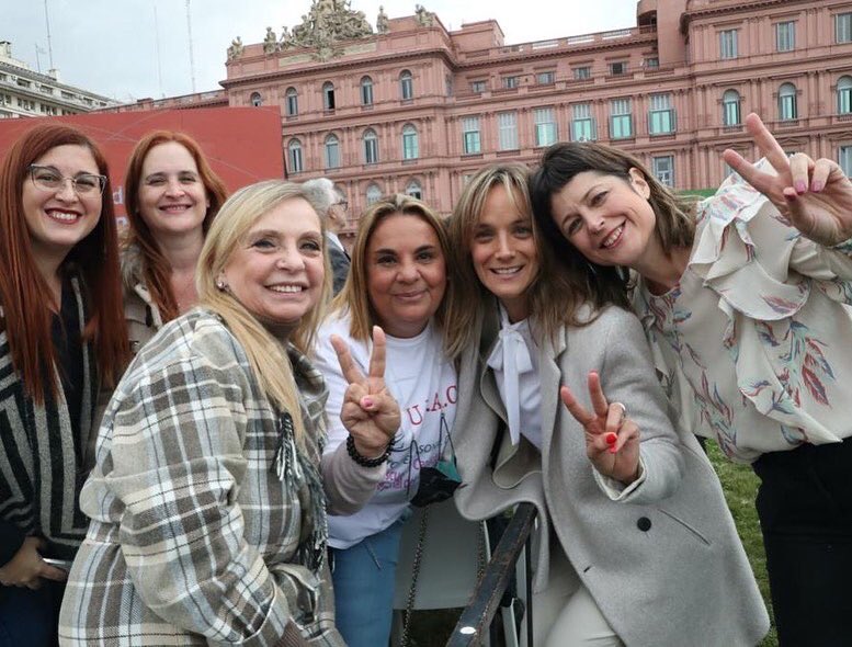 MalenaGalmarini's tweet photo. Acompañé a @alferdez y @SergioMassa en el acto donde se presentó el proyecto de ley “Cuidar en Igualdad”. 

En @AySA_Oficial desde el 2020 venimos trabajando muchas políticas que están incluídas en este proyecto. 

Para más info: https://t.co/turjdSxIYB

#LoBuenoDelAgua https://t.co/qYUSLvo4IL