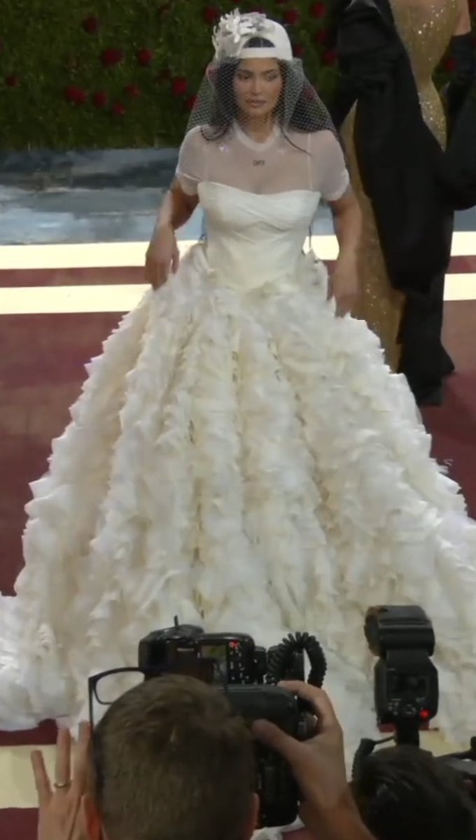 ManilaYomila's tweet photo. When you get married at 3 and have baseball at 8
#MetGala #MetGala2022 https://t.co/vg12Aw2z4i