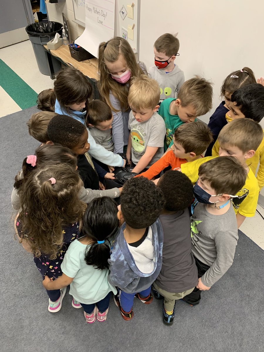 We kicked off the first day of #CathEdWeek with a focus on the environment! Ss picked up so much garbage and made connections with nature and the importance of stewardship. <a href="/MRTPandas/">St. Martin Pandas</a> <a href="/MrsPignatOCSB/">Mrs. Pignat</a> <a href="/StMartinOCSB/">St. Martin de Porres School</a>