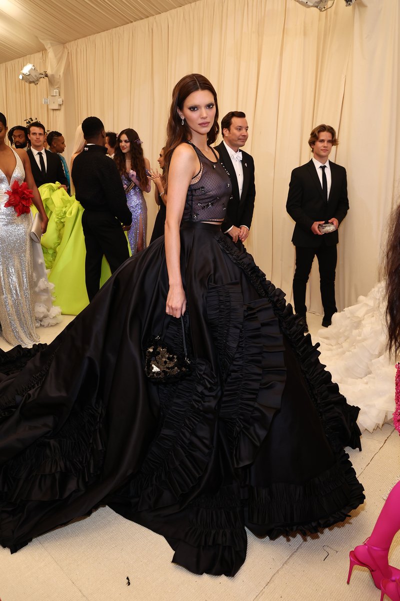 etnow's tweet photo. Kendall Jenner debuts blonde brows at the #MetGala. 😱

(📸: Getty Images) https://t.co/W4KPLRzaRI