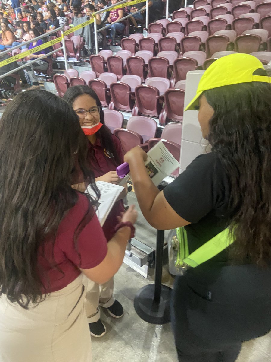 Thank you Coach Mader! @YWLA_AISD PE students enjoyed volunteering and the outstanding Physical Education Demonstration! @AldineSports @AldineISD