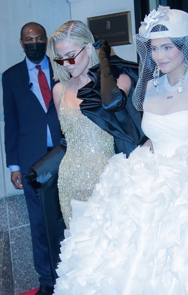 overbaugholly's tweet photo. Even security questioning what tf she got on  #MetGala #MetGala2022 https://t.co/Mm7h3fYdsf