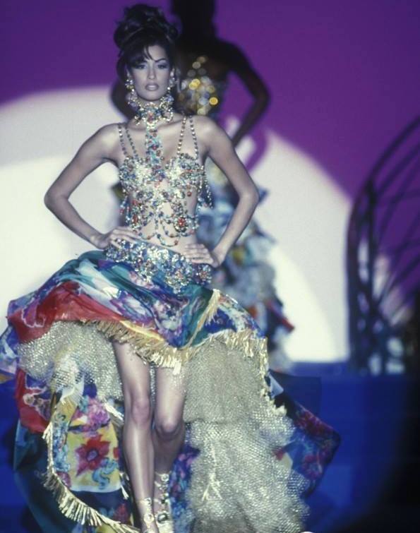 Emily Ratajkowski with one of the night's biggest archival fashion moments: she's wearing Atelier Versace Spring 1992.