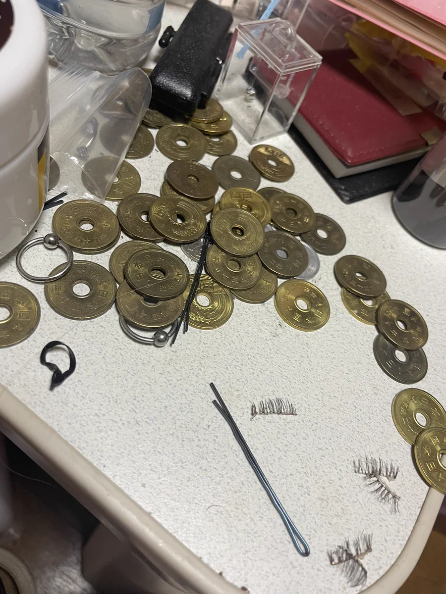ギャルの家に来たら…5円玉貯金の5円が散らばっていたw