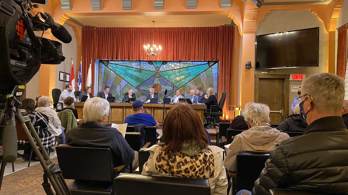 Conseil municipal explosif à Sorel-Tracy : les élus adoptent une motion de non-confiance envers le maire Serge Péloquin, qui avait installé un micro dans le bureau du greffier à leur insu. Ils estiment avoir été bernés.

L’ordre du jour est balayé, la séance se conclut.