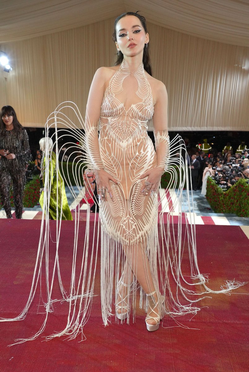 dovecameronbr's tweet photo. A mulher mais linda do mundo. #MetGala https://t.co/qckFB5rChQ