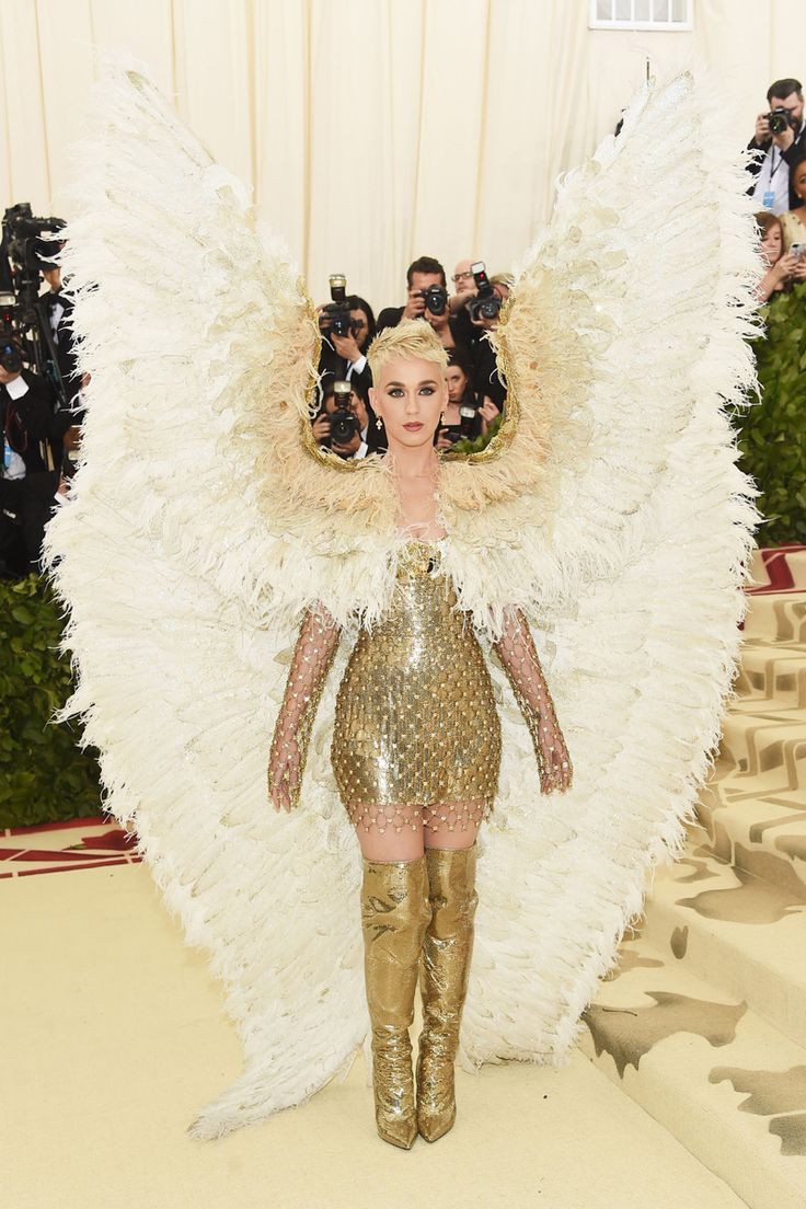 soycassj's tweet photo. Katy Perry es la PERSONA que te puede soprendeme con todo esto en cada Met Gala, nunca decepcionas reina #MetGala https://t.co/LFH4g1HcOu