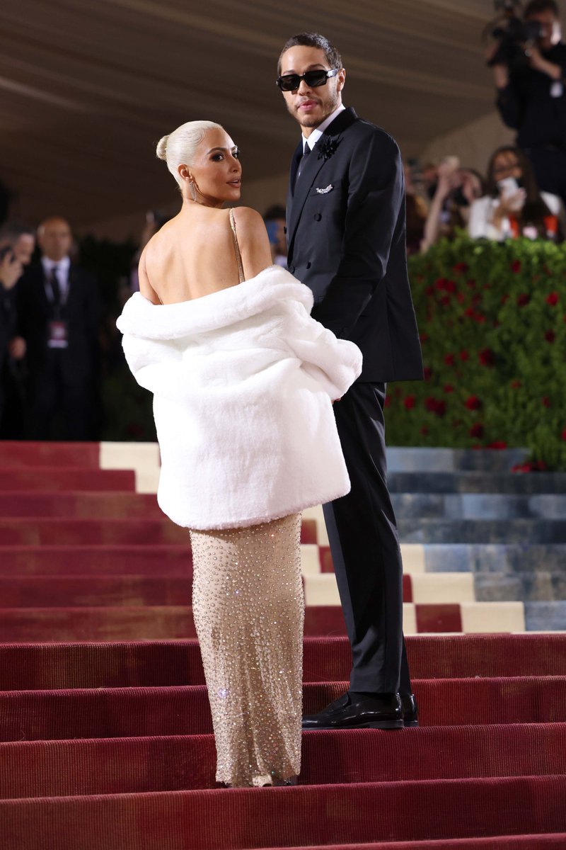 ChicksInTheOff's tweet photo. This is REGAL #MetGala https://t.co/3rPSpjV3sw