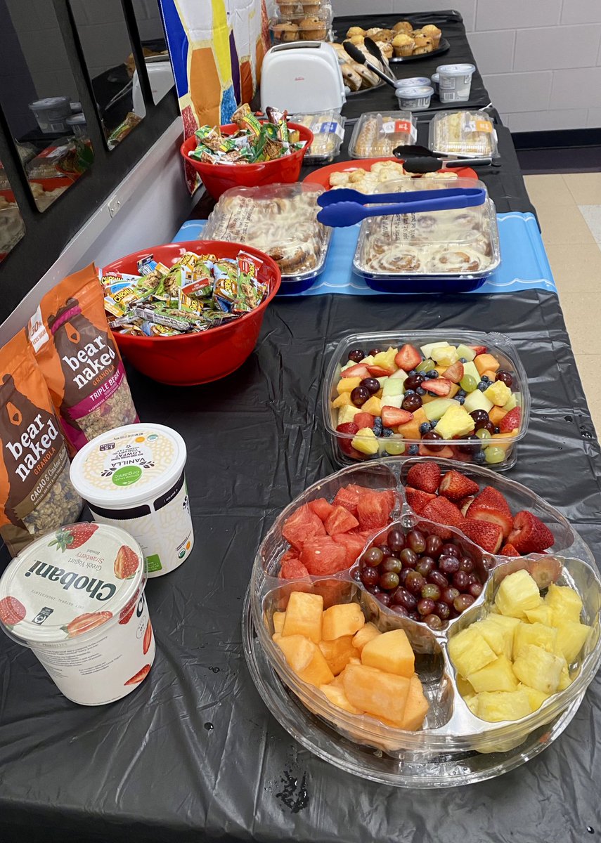 Happy Staff Appreciation Week! Our parents provided a delicious breakfast this morning to kick off the week! We 💙 our Union Staff! #WEareLakota #WEareBetterTogether #StaffAppreciationWeek