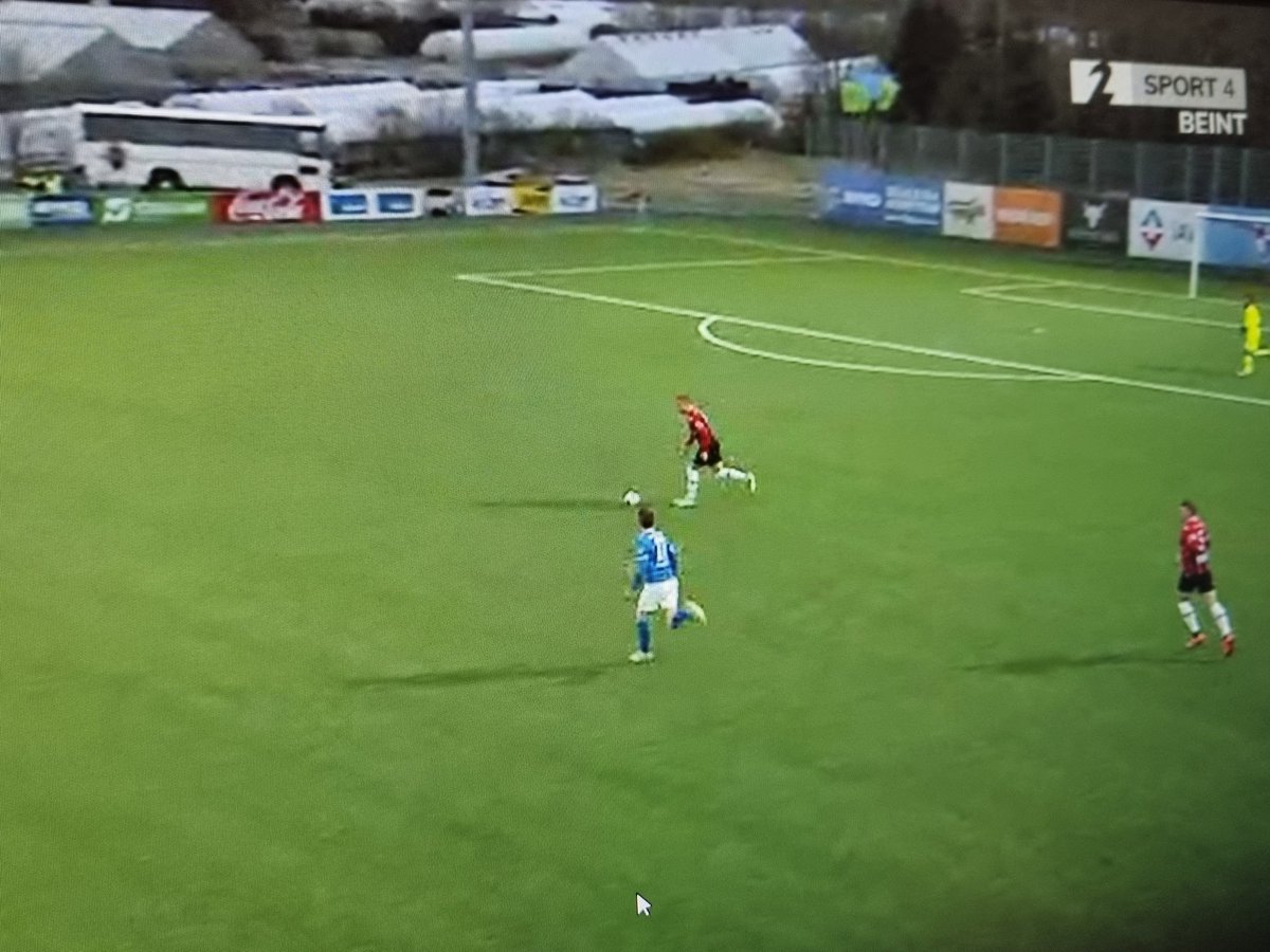 Rútan hjá Víkingi er ekki á réttum stað,munar tugum metra!
5 mörk á sig segir mögulega söguna.