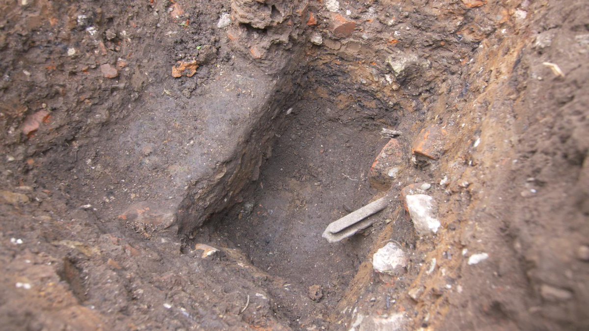 A cellar! Proof there could be a whole underground floor we didn’t know of, perfect for storage! #greatbritishdig