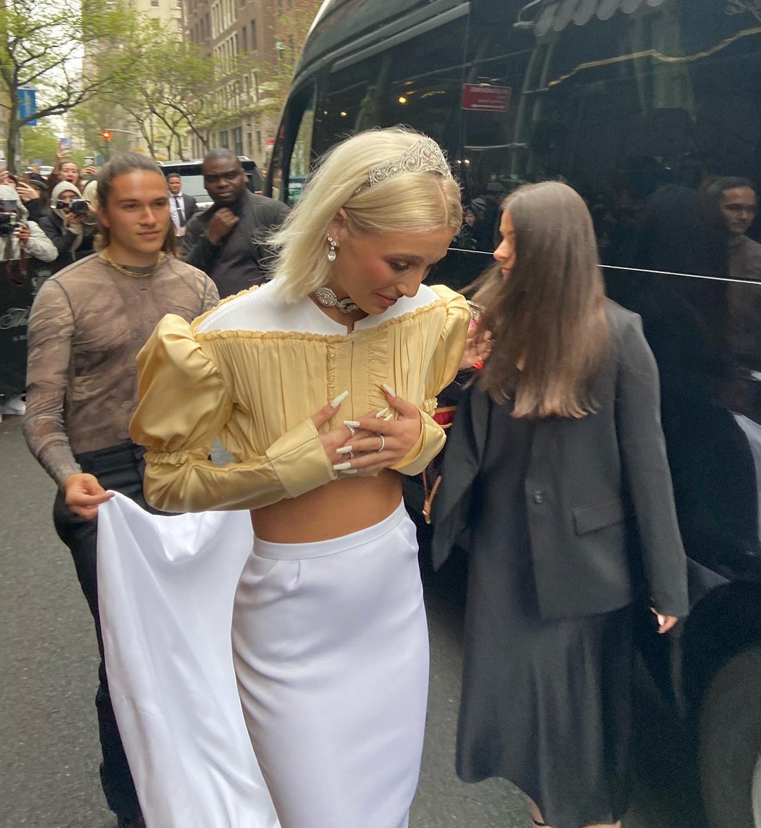 dixiesimagine's tweet photo. Emma chamberlain just completely owning the Met once again #MetGala https://t.co/DFcV8f88DU