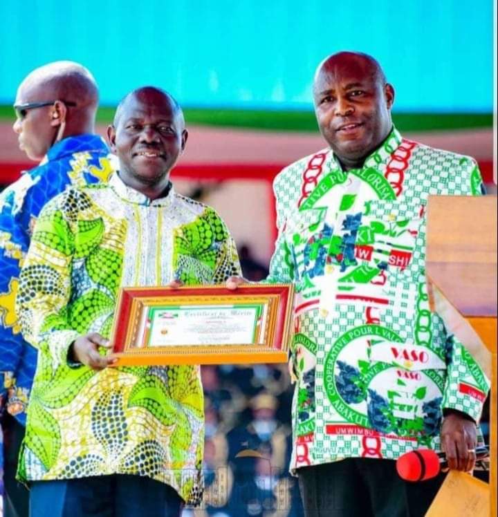 KayanzaSangwe's tweet photo. Hard word garners good fruits!

We are grateful and it's a great honor to our good and effective Sangwe Kayanza Federation. Thank you His Excellence @GeneralNeva for the certificate. We're engaged and we look forward to the betterment of our cooperatives and communities. https://t.co/OepTWYRSi7