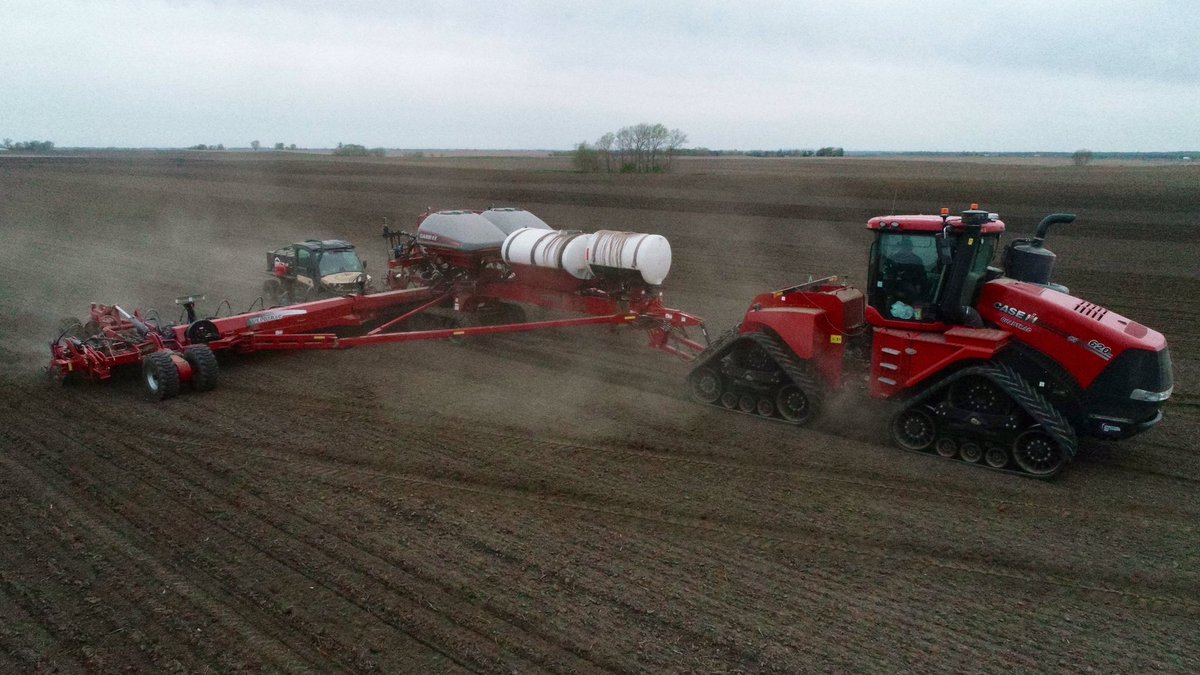 #Plant22 is making progress in DeWitt County with the 48 row Norwood Yieldtrac &amp; <a href="/360yieldcenter/">360 Yield Center</a> SPRINT. Pretty cool to see in action! <a href="/MPSchmidtAG/">Michael Schmidt</a> <a href="/AgVantageseeds/">Jacob Wade</a> <a href="/AbbyatCIA/">Abby Coers</a> <a href="/Case_IH/">Case_IH</a>