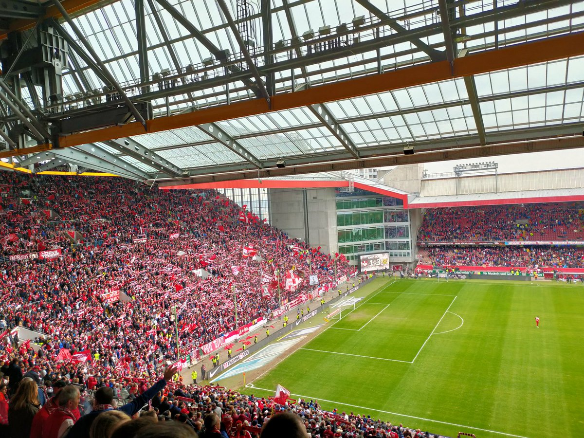 jelmerbosscher's tweet photo. Afgelopen weekend naar 1. FC Kaiserslautern - BVB II geweest. Na een bezoek in 2018 de club intensief blijven volgen, want wat een club is dit! Helaas verloren waardoor directe promotie naar de 2. Bundesliga schier onmogelijk is geworden, dan maar via de nacompetitie!

#Betze https://t.co/ZCyAN4ydhd