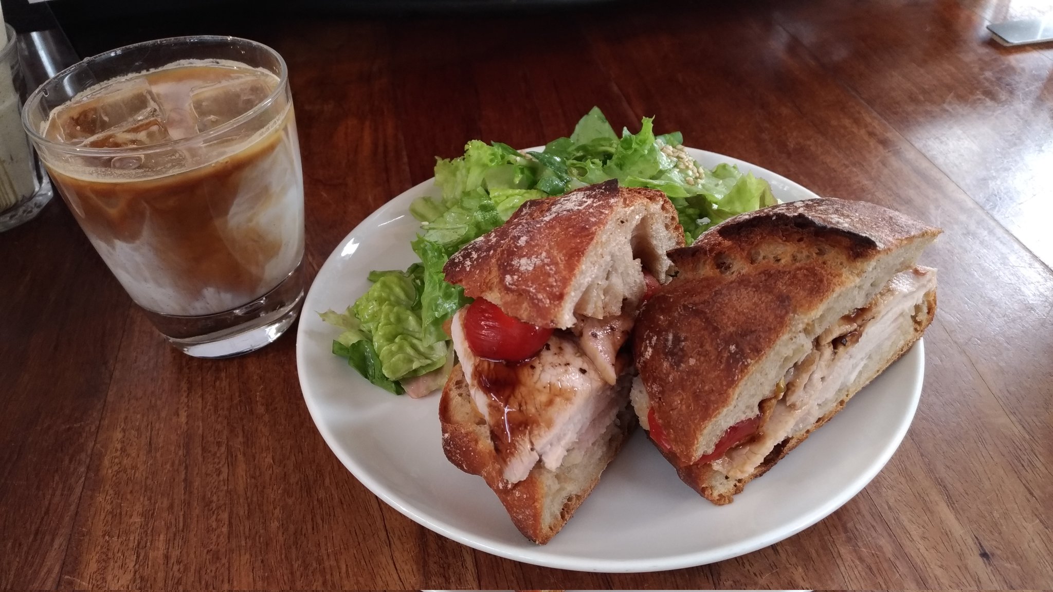 なーしー まちのパーラー 小竹向原 でローストポークサンドイッチ アイスカフェラテ13円を 孤独のグルメにも登場した練馬区の保育園併設の大人気カフェ ベーカリーです 10種類以上から選べるパンはリュスティックを選択 ハードなパンとジューシー