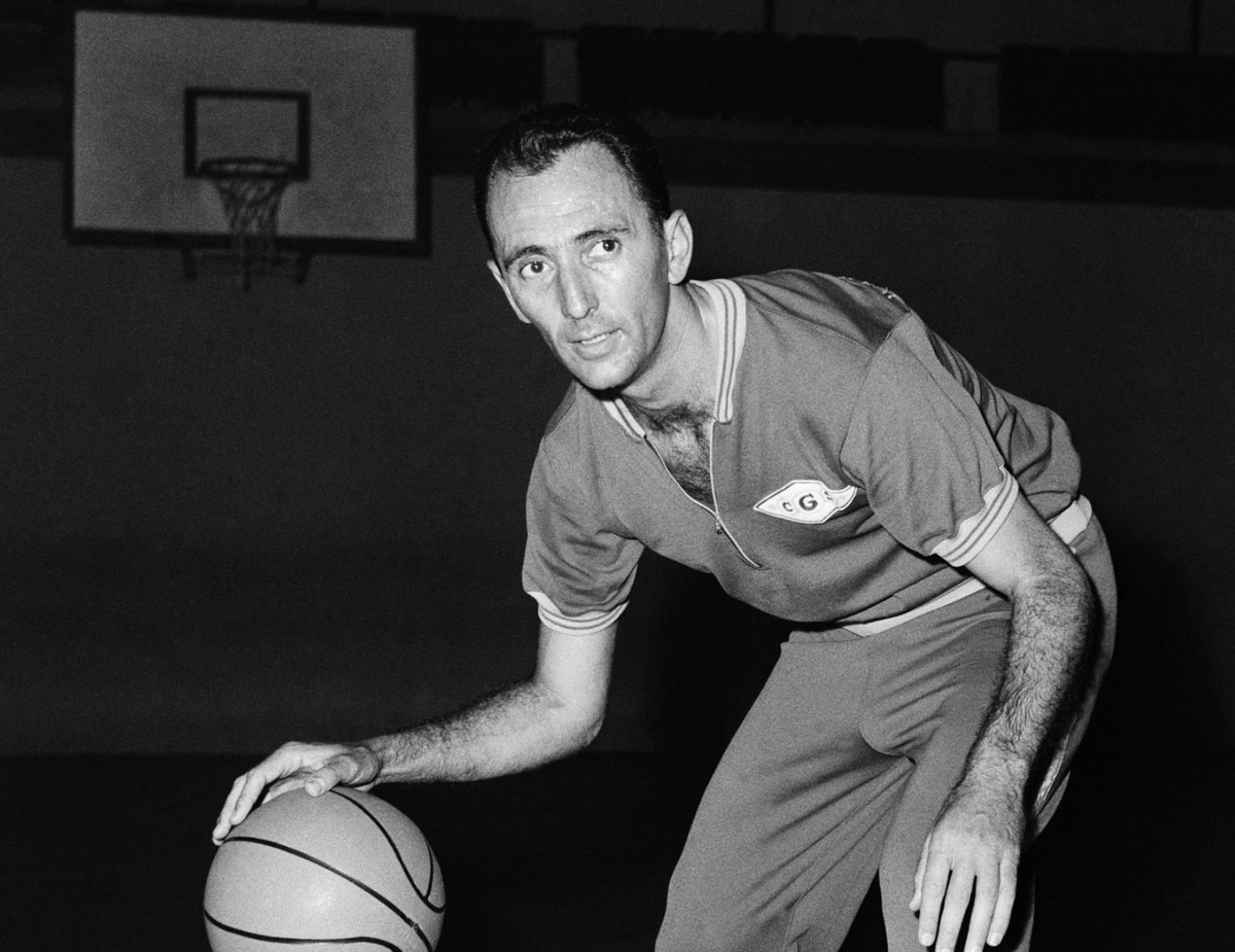 May 2, 1962 - Bob Cousy, 34-year-old star of the Boston Celtics, started a basketball teaching trip to 15 French cities today. “I am very glad to make this trip to France, from where my parents come,” Cousy said in perfect French. 

#NBA #1960s #NBANews #OTD https://t.co/jmDQQ5Yi1R