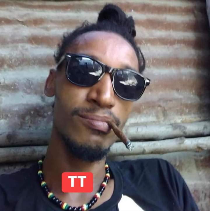 SouAyiti's tweet photo. Chèf gang Chen Mechan touye #Dread Jean Jean ki te yon bra dwat li ak 2 Lòt Sòldal ki se #Demon epi #Tiblan dèyè Tribinal la Vandredi pase a, enfomasyon Nèg Mawon ODV yo bay, se ta pou trayizon , solda sa yo ta nan pale ak Pèlebren ki se pi gwo ènmi Chen an. #KJSA https://t.co/5P2pmaxKO2