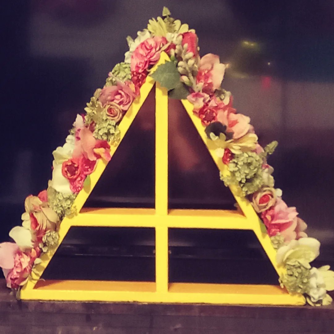 HeyJenocide's tweet photo. Created this Midsommar inspired piece for the #QueensofHorror event this past weekend. It came out so beautiful. https://t.co/IF3dqLIqHF