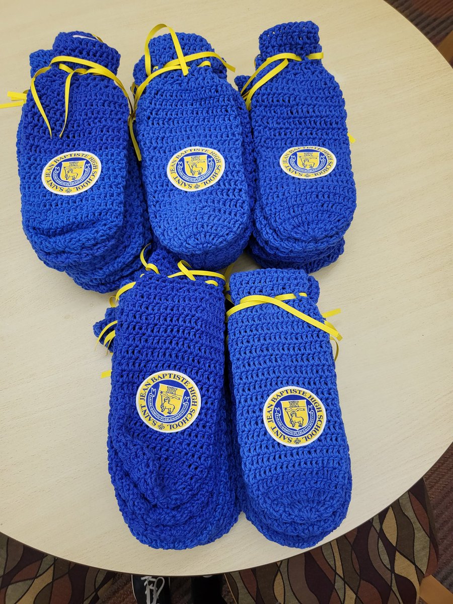AlyCatCreations's tweet photo. Have you been wondering why AlyCat's been so quiet lately? I've been crocheting 50 wine gift bags for @stjeanhs for the Gala tomorrow night. They look so pretty more, but stay tuned for pics of them filed with wine!!! #etsyseller #wine #winegift #winegiftbag #gifts #winepull https://t.co/eKdQkuzZEU