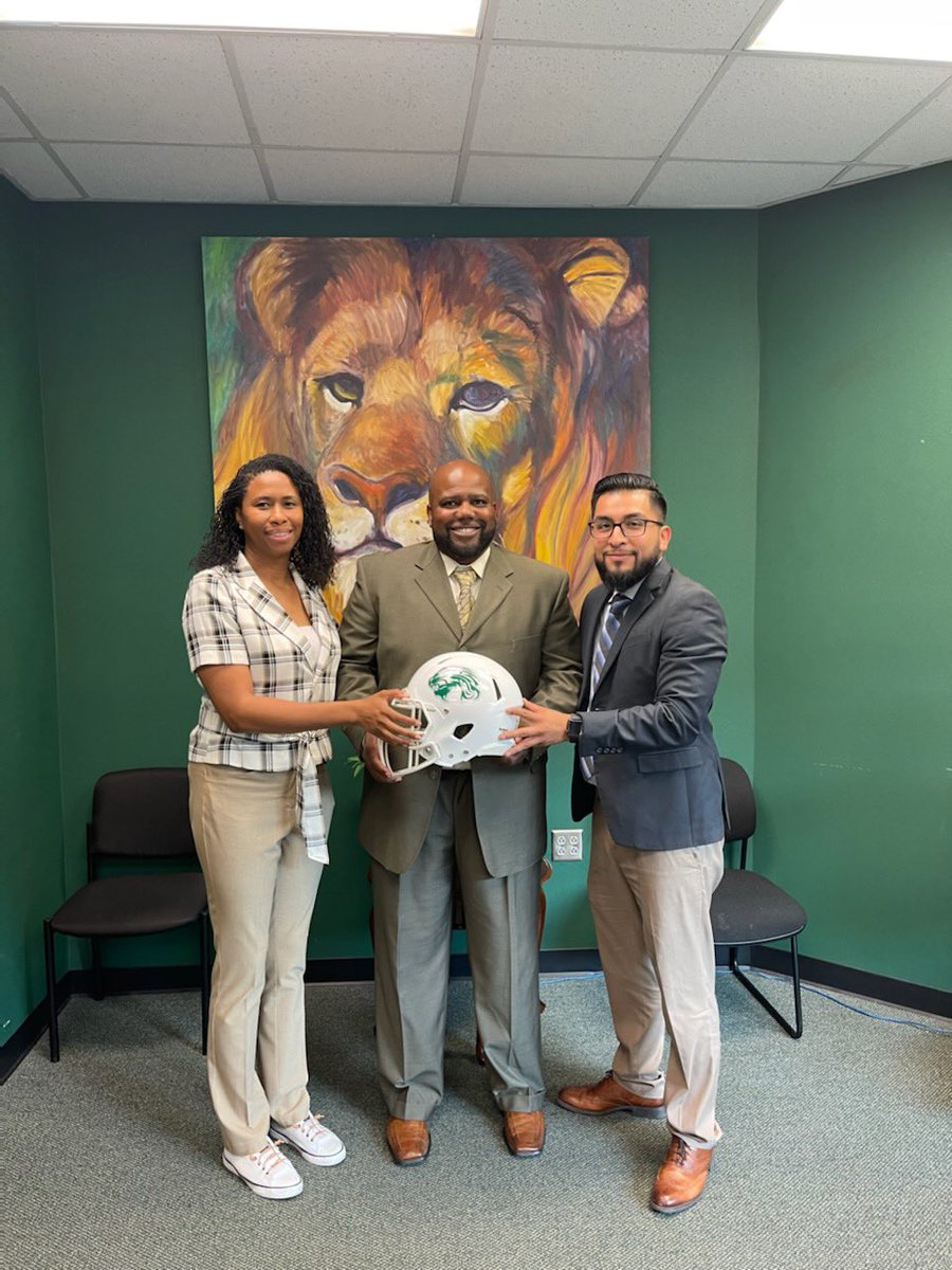 SPRINGHIGHLIONS's tweet photo. Welcome to the Lions’ Den Coach @single_antonio! We look forward to your leadership as our new AC/Head Football Coach! Coach Singleton has been a state champion 3 times (two as a coach, once as a player), and we cannot wait to see what he will do as a Mighty Lion! 🦁🦁🦁 https://t.co/EUFNdjJmgJ