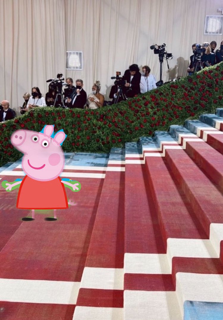 livspunisher's tweet photo. 🚨🚨PEPPA PIG HAS ARRIVED AT THE #MetGala #MetGala2022 https://t.co/uwV9aaL8N4