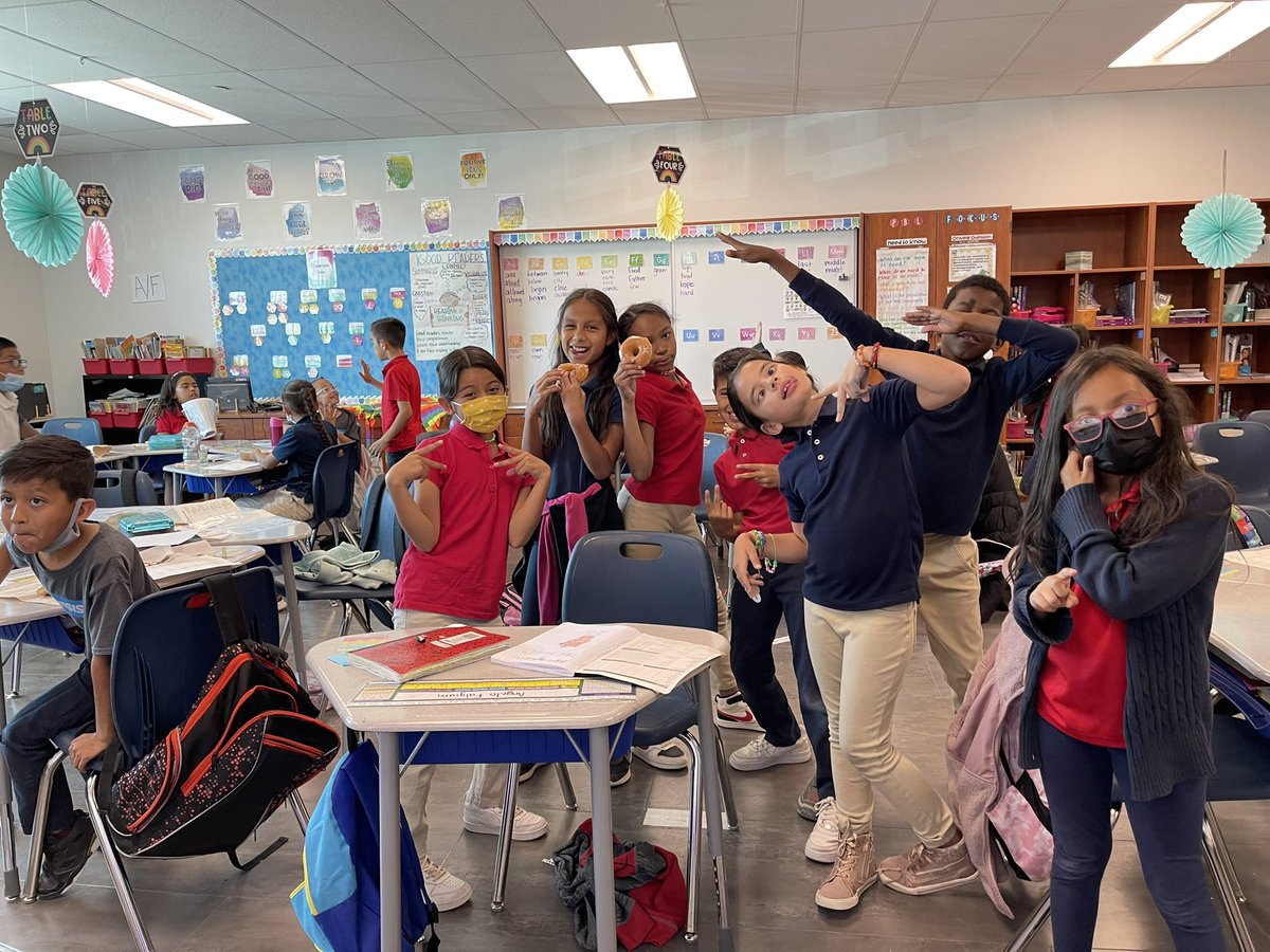 KMPWainwright's tweet photo. D is for Donuts and Distinguished Guests! Thank you @BCarnero_CJES for taking time out of your schedule to virtually hang with us! We loved every second! #ABCountdown #TeamSISD #JCEBuffaloes https://t.co/mFJBWrb8UU