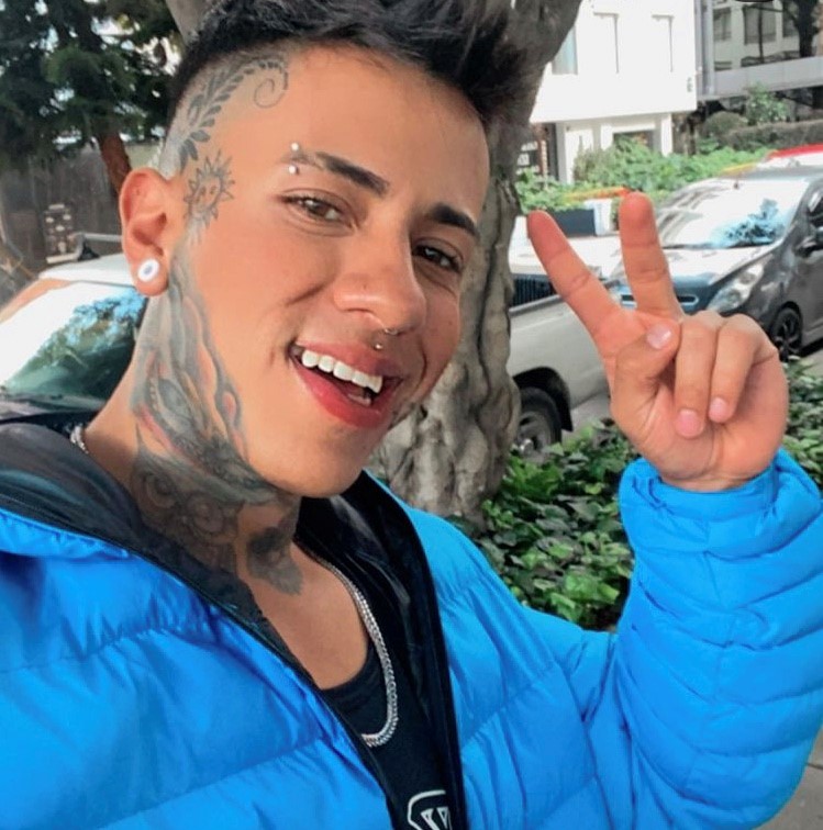 PerrasIberoLati's tweet photo. Hola mamassita… la #PerraHonorífica del mes de #mayo de 2022 es Alex Martinez más conocido por @eltatto_12. El filósofo estrella del tik-tok, instagram y onlyfans (donde muestra qe no todo lo tiene tatuado). El vergotudo chico derrocha poesía hola mamassita Felicidades! #BePerra https://t.co/QWDrRETlCH