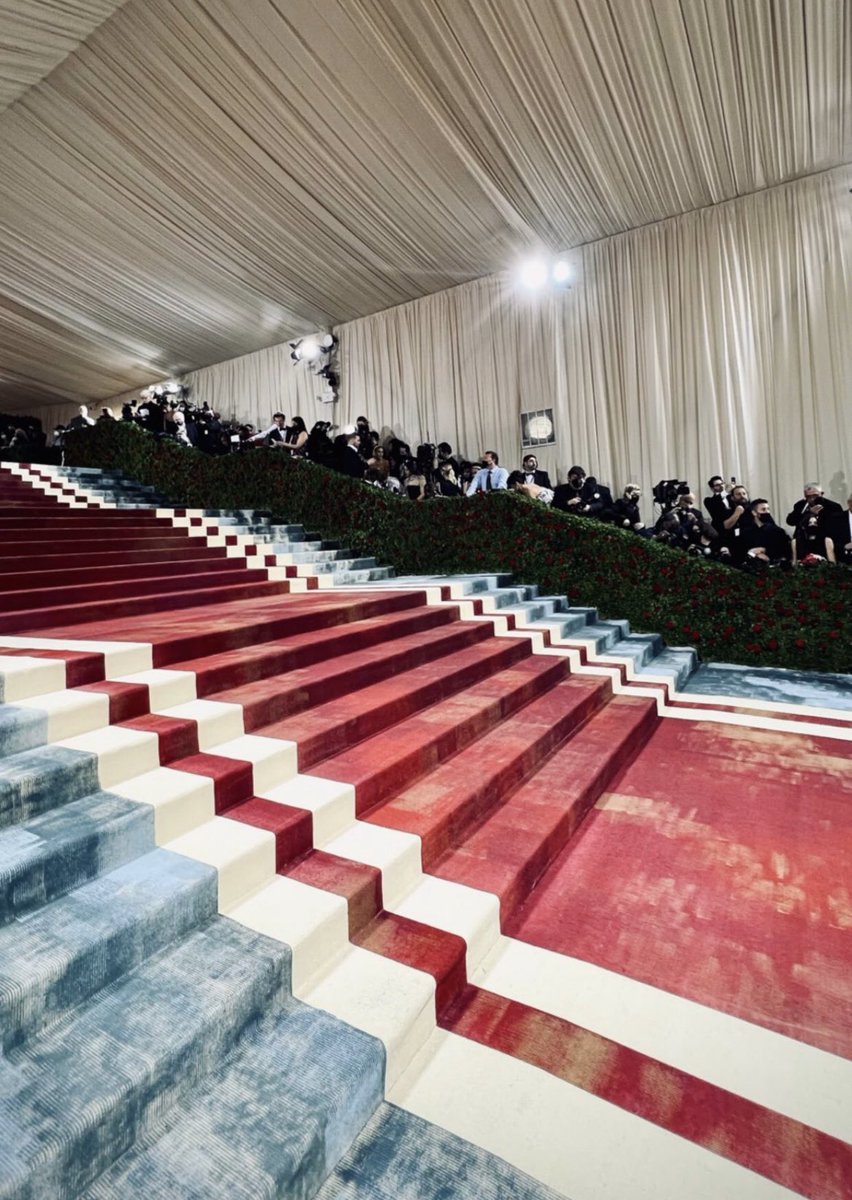 melyneeeeeeeee's tweet photo. não passaram uma vassoura #MetGala2022 https://t.co/74PSlXlcfr