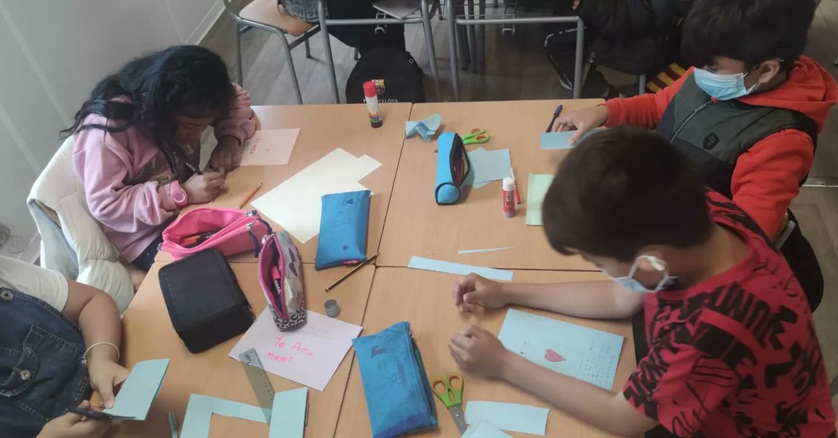lliscart's tweet photo. 📌Avui hem celebrat el dia de la mare! Hem escrit cartes, hem creat els sobres i hem fet els dibuixos per a les nostres mares! #quartA
#ieperelliscart #comunitatgrans #curs2021i22 https://t.co/WDFlqWzzmK